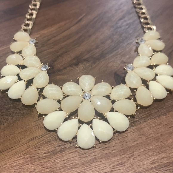 Gold statement necklace - Picture 3 of 4